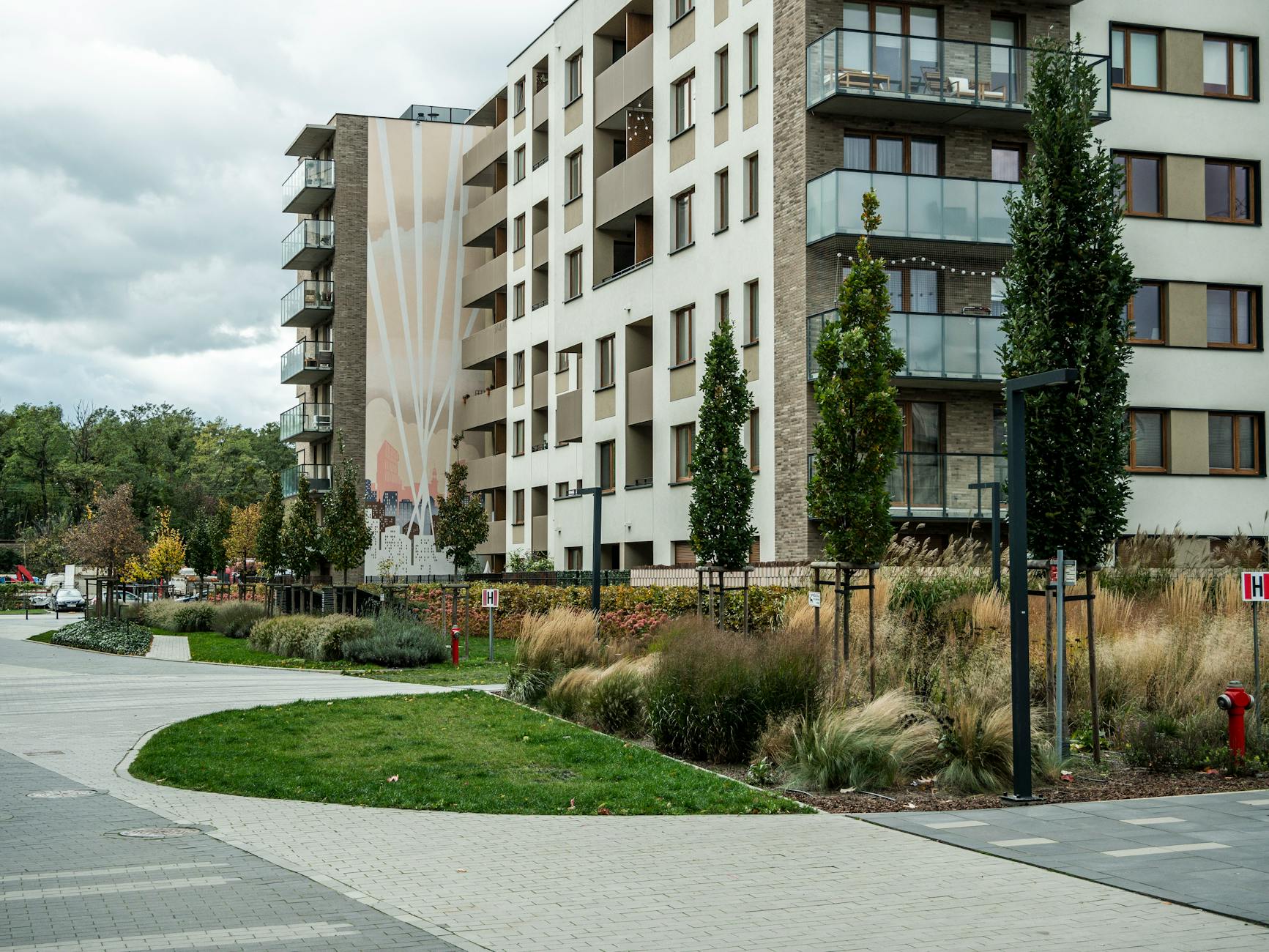 Malowniczy krajobraz rzeki Redy otoczonej zielenią, sugerujący tajemniczość i legendy.