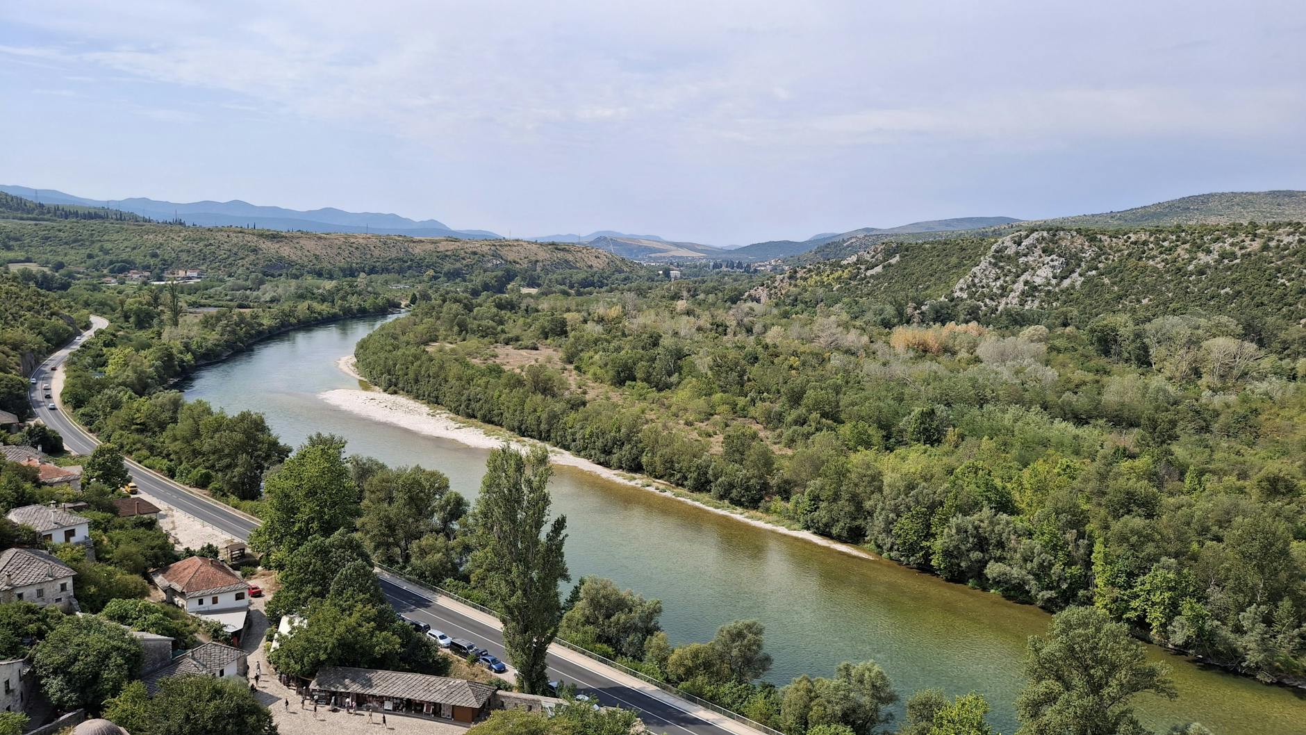 Malowniczy krajobraz z okolic Redy, ukazujący zieleń i elementy kaszubskiego krajobrazu.